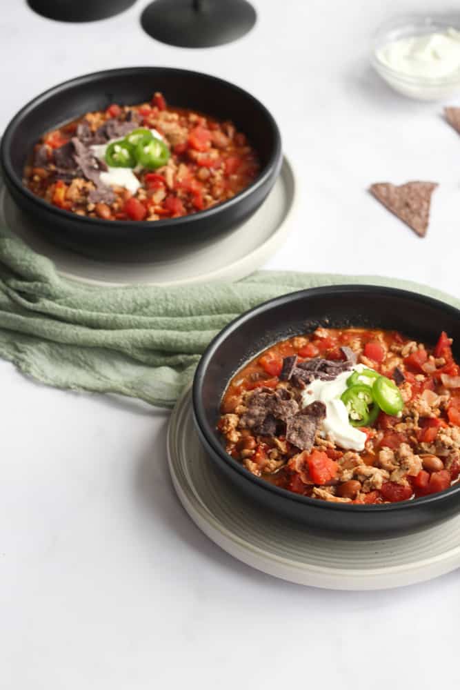 2 black bowls of healthy 20 minute chili