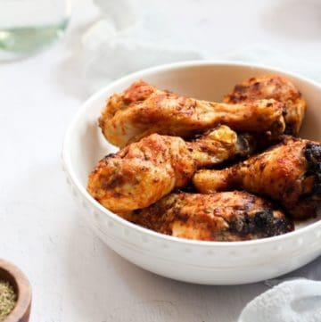 air fryer drumsticks in a white bowl