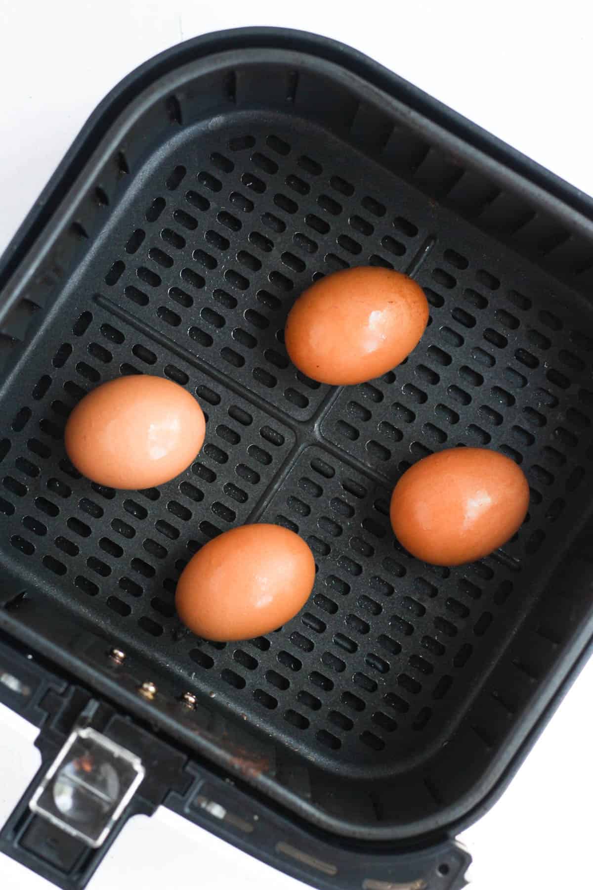 https://www.coleinthekitchen.com/wp-content/uploads/2022/08/Air-Fryer-Soft-Boiled-Eggs-2.jpg